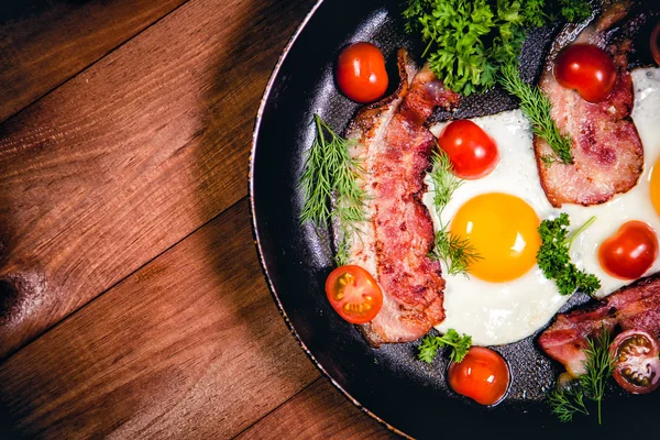 Huevos revueltos con tocino delicioso desayuno — Foto de Stock