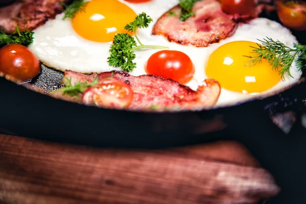 Uova strapazzate con pancetta deliziosa colazione — Foto Stock