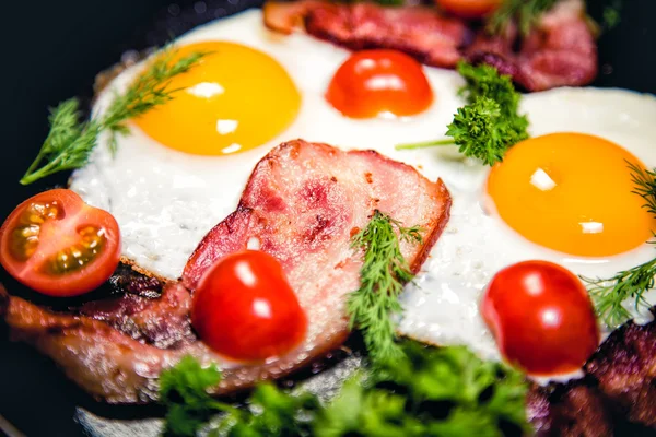 Ovos mexidos com bacon delicioso café da manhã — Fotografia de Stock