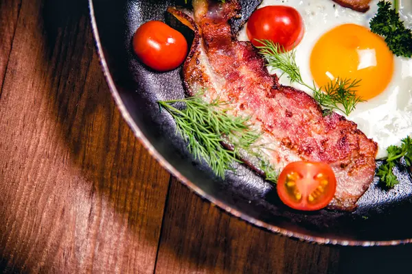 Huevos revueltos con tocino delicioso desayuno — Foto de Stock