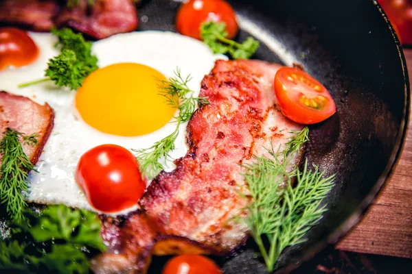 Huevos revueltos con tocino delicioso desayuno — Foto de Stock