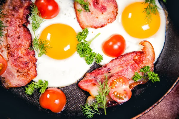 Huevos revueltos con tocino delicioso desayuno — Foto de Stock