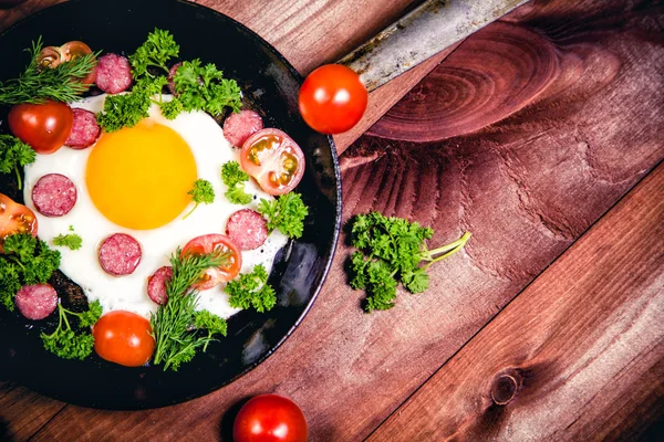 Uova strapazzate con salsiccia deliziosa colazione — Foto Stock