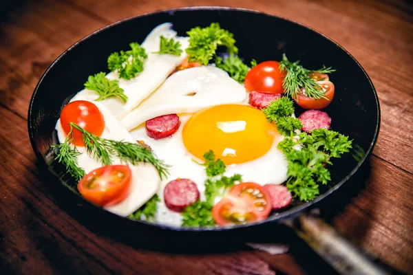 Huevos revueltos con salchicha delicioso desayuno —  Fotos de Stock