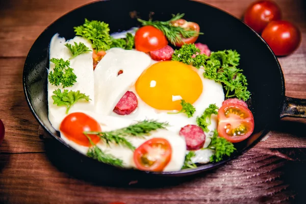 Œufs brouillés avec saucisse délicieux petit déjeuner — Photo