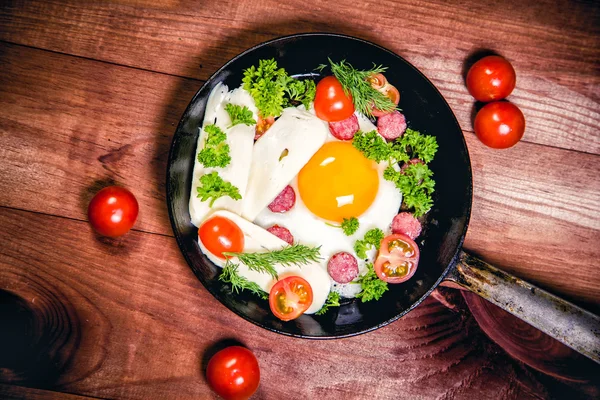 Ovos mexidos com salsicha delicioso café da manhã — Fotografia de Stock