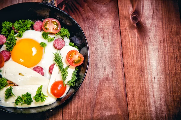 Huevos revueltos con salchicha delicioso desayuno —  Fotos de Stock