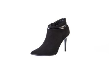 Süet women's boots beyaz bir arka plan üzerinde siyah ayakkabı, sonbahar ve kış