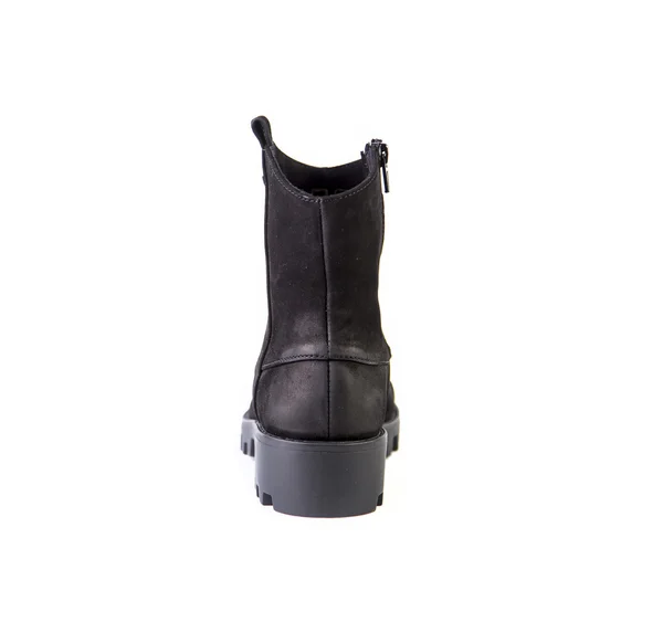 Botas de gamuza para mujer sobre fondo blanco, zapatos negros, otoño e invierno, vista trasera — Foto de Stock