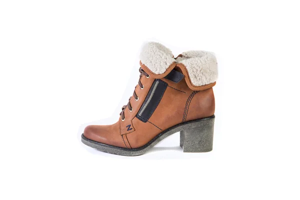 Chaussures pour femmes sur fond blanc, chaussures marron, bottes en daim Printemps — Photo