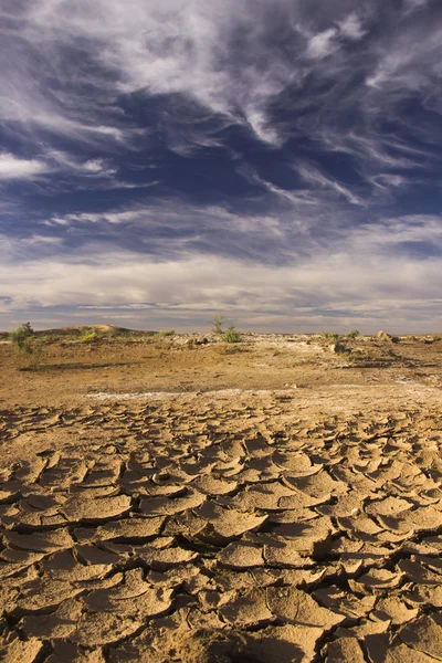 Nublado cielo azul sobre tierra árida y árida en Marruecos — Foto de Stock