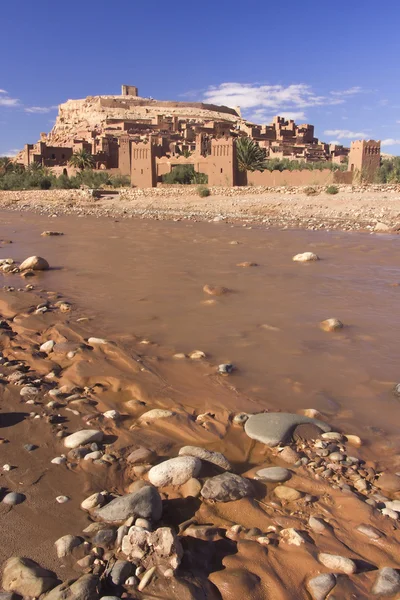 River Flows Below The Old Town — Stock Photo, Image