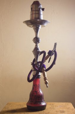 Kırmızı süslenmiş nargile