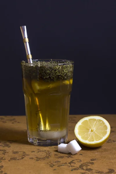 Stilleben av ett glas te, sockerbitar och en citronskiva — Stockfoto