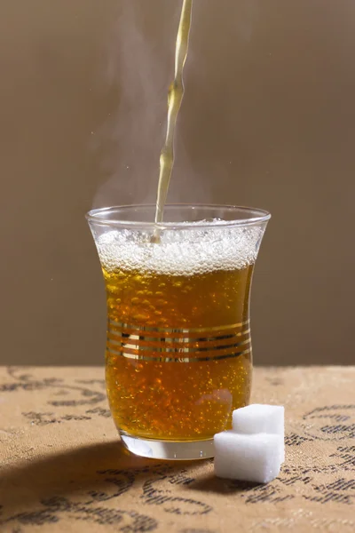 Vierta el té de menta marroquí en un vaso — Foto de Stock