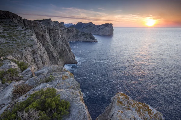 Minden ami érdekel naplemente a sziklák, a Cap De Formentor — Stock Fotó