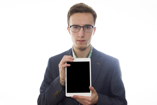 Allvarlig ung man presentera en tablett eller ipad. — Stockfoto