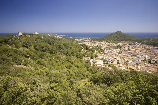 Hoog boven de stad van Capdepera, Mallorca — Stockfoto