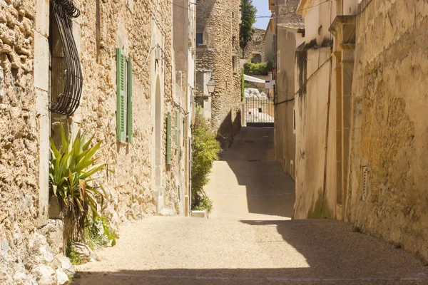 Antigua calle estrecha en Capdepera, Mallorca Fotos de stock libres de derechos