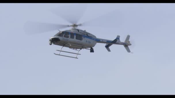 Полицейский вертолет с фотоаппаратом Sn 80XP A 104 Европа Польша Вроцлав 04.10.2020 — стоковое видео