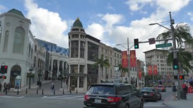 Beverly Hills Rodeo 'su Coronavirus tecridi sırasında Bulutlu Gündüz Caddelerini ve kaldırımları kullanır. Beverly Hills California Ocak 2020