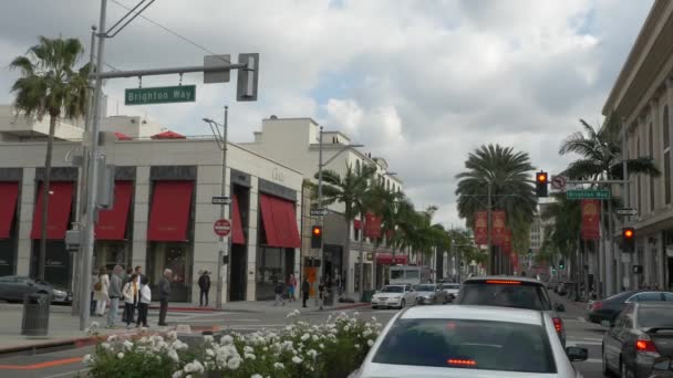 Beverly Hills Brighton Way semáforos calles nubladas día y sidewalkl durante el bloqueo coronavirus. Beverly Hills California enero 2020 — Vídeo de stock