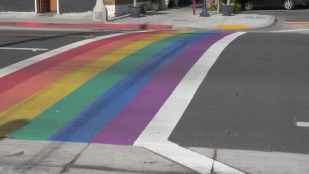 LGBTQ cores crosswalk Long Beach Califórnia EUA — Vídeo de Stock