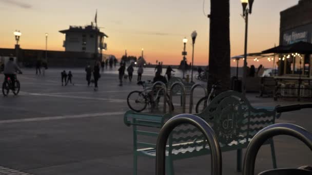 Hermosa Beach Pier elhomályosította az embereket a háttérben Kalifornia USA - január 2020 — Stock videók