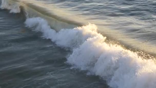 Prächtige Wellen am Strand von Manhattan aus der Luft — Stockvideo