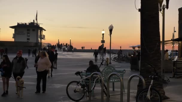 Hermosa Beach, California Estados Unidos - Enero 2020 Famosa gente de La La Land Scenary caminando lentamente — Vídeos de Stock