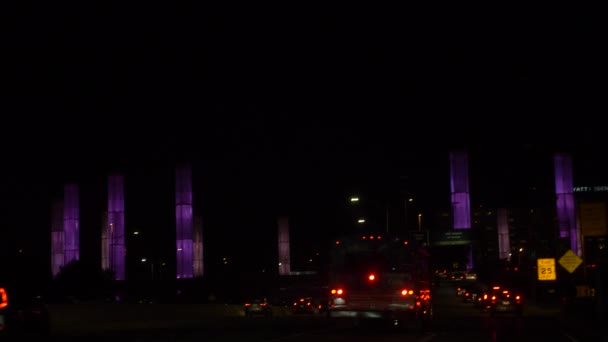 カリフォルニア州ロサンゼルス- 2020年1月日没後の夜間交通車のライト — ストック動画