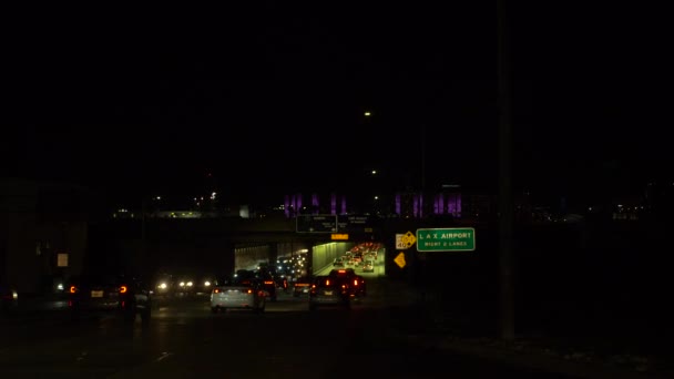미국 캘리포니아주 로스앤젤레스 - 2020 년 1 월 2020 년 1 월 터널 출구 LAX 공항의 야간 교통 — 비디오