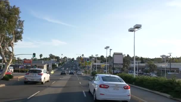 Los Ángeles, California EE.UU. - Enero 2020 Conducción de automóviles durante el día invierno — Vídeo de stock