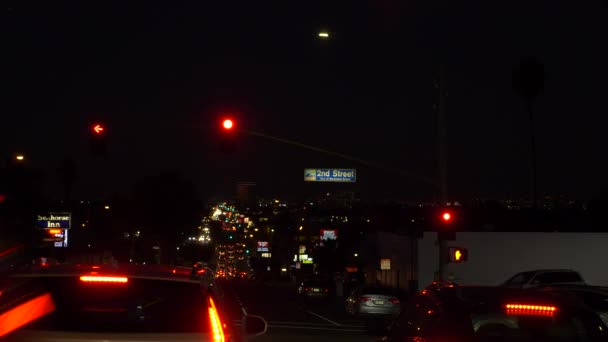 Los Ángeles, California EE.UU. - Enero 2020 Luces de los coches de tráfico nocturno después del atardecer — Vídeos de Stock