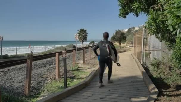 Orange County San Clemente Linda Lane Park ABD - Ocak 2020 Sörfçü — Stok video