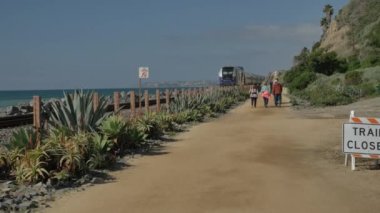Orange County San Clemente Linda Lane Park Kaliforniya ABD - Ocak 2020 Pasifik sörfçüleri yürüyen insanlar