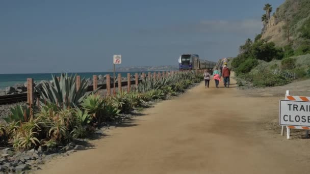 Orange County San Clemente Linda Lane Park California Amerikai Egyesült Államok - január 2020 Pacific surfliner vonat az emberek sétáló — Stock videók