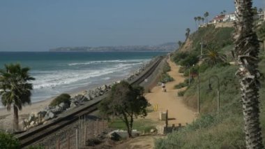 Demiryollarında bavulu olan kadın Orange County San Clemente Linda Lane Park California 'yı izliyor.