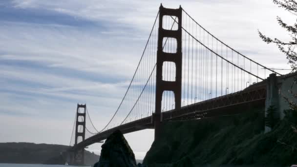 Ponte Golden Gate vermelha famosa São Francisco na paisagem do dia com nuvens — Vídeo de Stock
