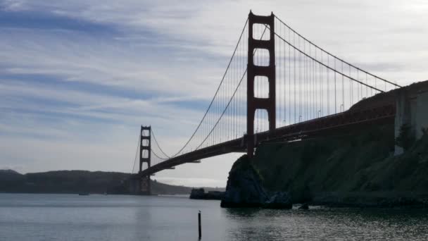 Famoso rosso Golden Gate Bridge San Francisco giorno nuvoloso basso angolo — Video Stock