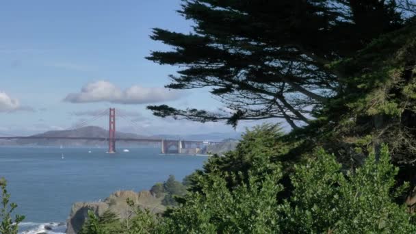 Híres vörös Golden Gate Bridge San Francisco nappal táj felhők lassú pan balra — Stock videók