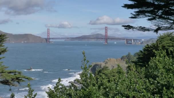 Διάσημο κόκκινο Golden Gate Bridge San Francisco την ημέρα τοπίο με σύννεφα — Αρχείο Βίντεο