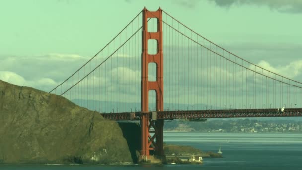 Κοντινό πλάνο αργή κίνηση κόκκινο Golden Gate Bridge San Francisco την ημέρα τοπίο με σύννεφα — Αρχείο Βίντεο