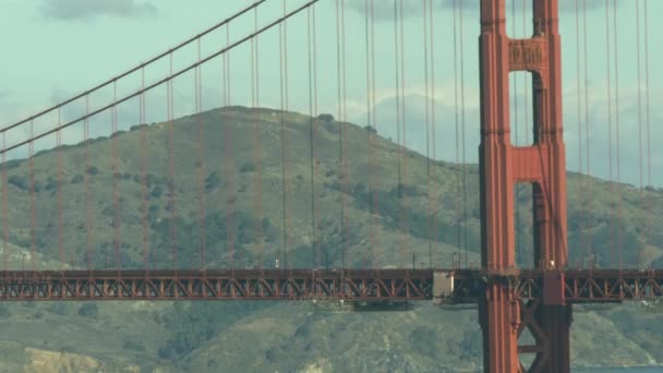 Movimento lento dia super quente vermelho Golden Gate Bridge San Francisco no dia paisagem tempo com nuvens — Vídeo de Stock