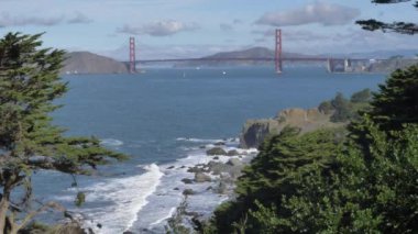 Meşhur kırmızı Golden Gate Köprüsü San Francisco gündüz manzaralı bulutlu