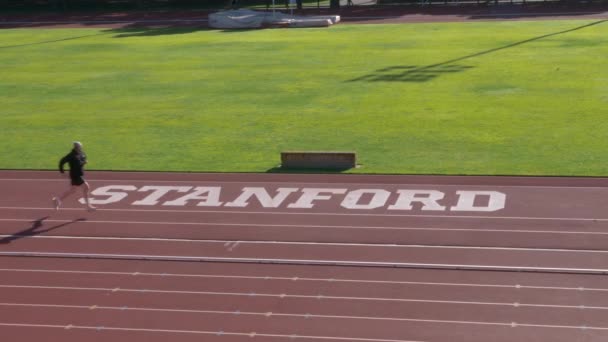 Stanford California USA - Januari 2020 Man Athelete i meditation andas övning på Stanford University sport spår . — Stockvideo