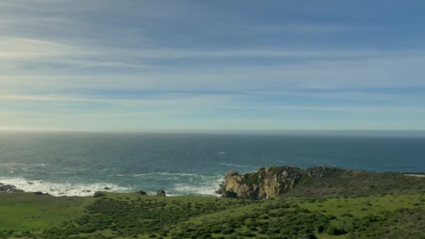 太平洋のビッグサー海岸の風光明媚な風景を移動する空中ファスト — ストック動画