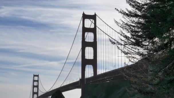 Låg vinkel slow motion Berömd röd Golden Gate Bridge San Francisco på dagen — Stockvideo