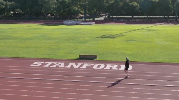 Stanford Kalifornien USA - januari 2020 student Athelete promenader på sportbanan . — Stockvideo