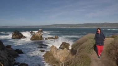 Piont Lobos Kadın Pasifik Okyanusu 'nun Büyük Sur kıyılarının manzaralı manzaralarında